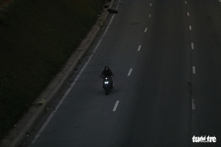 Nhiều người chạy mô tô phân khối lớn vào làn xe lớn trên quốc lộ 1 tiềm ẩn nhiều nguy cơ tai nạn - Ảnh: MINH HÒA