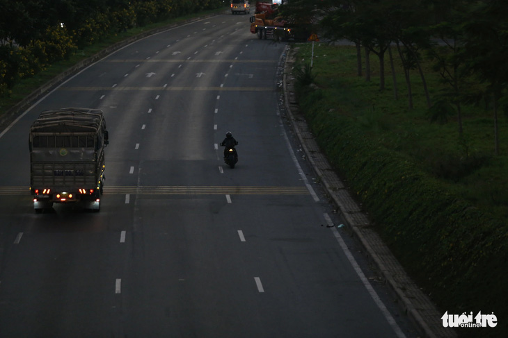 Cánh tài xế xe container, xe tải bức xúc vì thường xuyên có người chạy mô tô vào làn xe lớn, mất an toàn giao thông - Ảnh: MINH HÒA