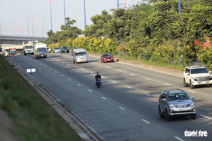 Bên cạnh đó, nhiều người đi "phượt" bằng xe máy cũng chạy vào làn ô tô trên quốc lộ 1 - Ảnh: MINH HÒA