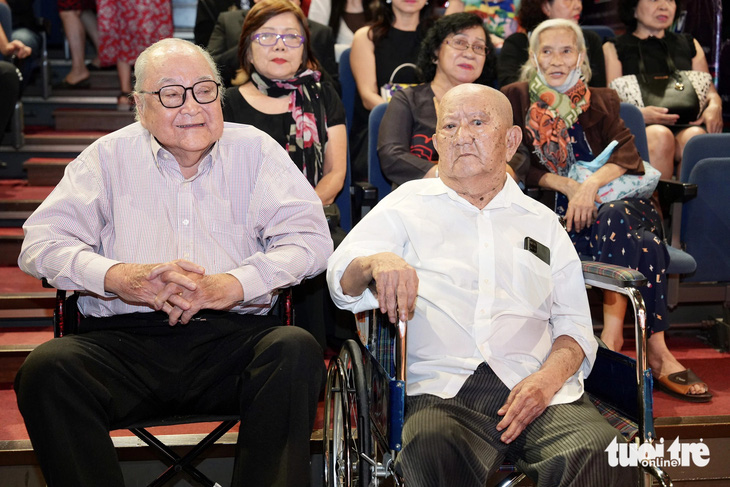 Nghệ sĩ Mạc Can (bên phải) và Hùng Minh ngồi xe lăn đến buổi vinh danh nghệ sĩ Kim Cương - Ảnh: HỮU HẠNH