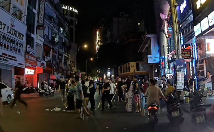 Đoạn clip ghi lại cảnh đánh nhau giữa nhóm khách Trung Quốc và bảo vệ nhà hàng Districk K đăng tải trên mạng xã hội - Ảnh cắt từ clip