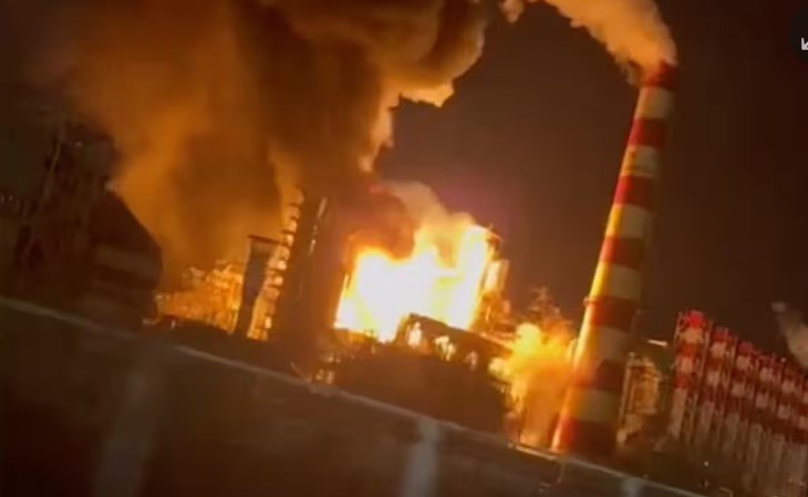 Hỏa hoạn bùng phát hôm 24-1 sau khi một máy bay không người lái Ukraine tấn công nhà máy lọc dầu Tuapse ở miền nam nước Nga trên Biển Đen - Ảnh: SCREENGRAB