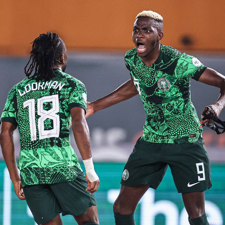 Cầu thủ Nigeria ăn mừng tấm vé vào tứ kết sau chiến thắng 2-0 trước Cameroon - Ảnh: Reuters