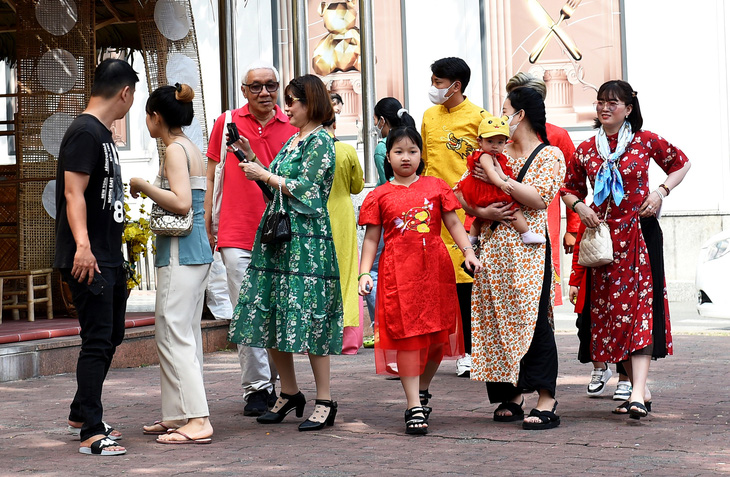 Nhân dịp Tết Giáp Thìn, nhiều gia đình diện quần áo mới vui chơi và chụp hình lưu niệm tại trung tâm TP.HCM - Ảnh: TỰ TRUNG