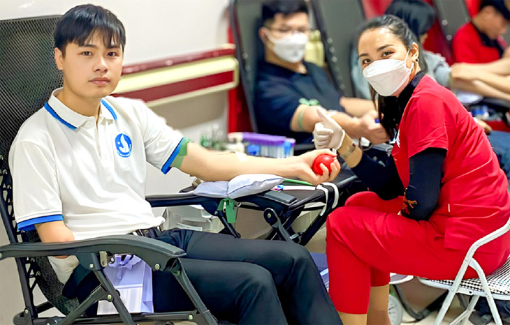 Nguyễn Phúc Đức (trái) đã 28 lần tình nguyện hiến máu cứu người - Ảnh: NVCC