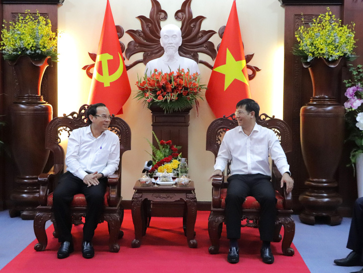 Bí thư Thành ủy TP.HCM Nguyễn Văn Nên (bên trái) trao đổi cùng Bí thư Tỉnh ủy Tây Ninh Nguyễn Thành Tâm