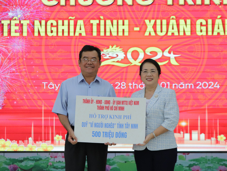 Ủy ban MTTQ Việt Nam TP.HCM trao biểu trưng hỗ trợ quỹ Vì người nghèo tỉnh Tây Ninh
