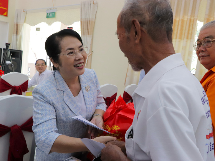 Chủ tịch Ủy ban MTTQ Việt Nam TP.HCM Trần Kim Yến ân cần thăm hỏi các hộ dân đến nhận quà