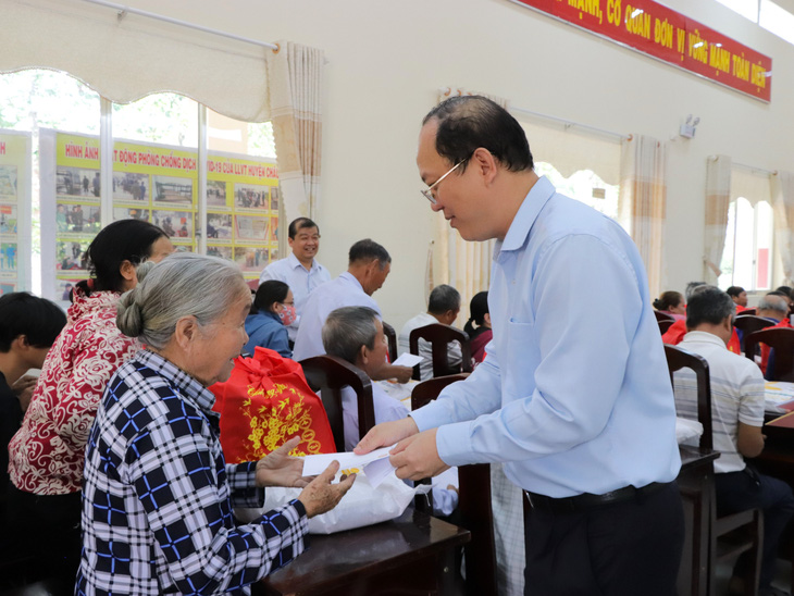 Ông Nguyễn Hồ Hải, phó bí thư thường trực Thành ủy TP.HCM, trao quà Tết cho các hộ dân khó khăn