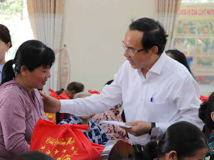 Bí thư Thành ủy TP.HCM thăm hỏi hộ dân khó khăn huyện Châu Thành