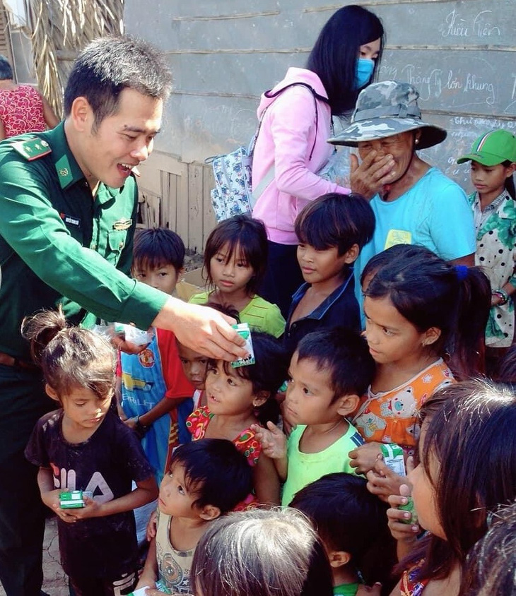 Bộ đội Biên phòng đồn Cái Cùng trao quà cho trẻ em huyện Hòa Bình - Ảnh tác giả cung cấp