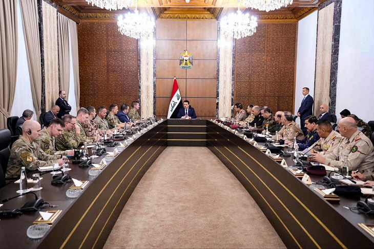 Bức ảnh do Văn phòng của Thủ tướng Iraq Mohamed Shia al-Sudani công bố, cho thấy ông Sudani (giữa) gặp gỡ các quan chức cấp cáo của lực lượng vũ trang Iraq (phải) và liên minh quốc tế do Washington dẫn đầu để chống lại IS ở Baghdad, ngày 27-1 - Ảnh: AFP
