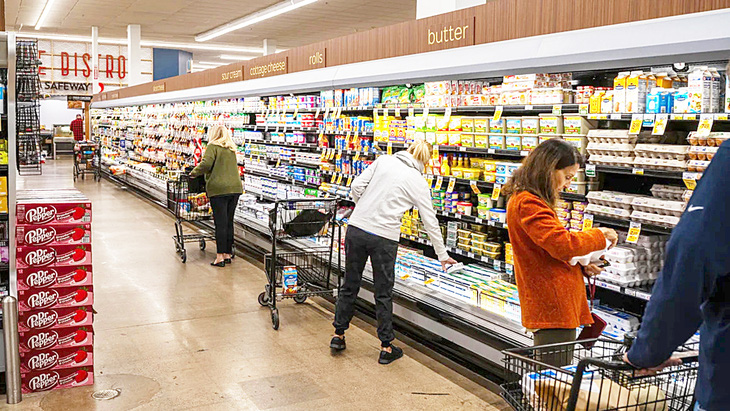Khách hàng mua sắm tại siêu thị Safeway ở thành phố Scottsdale, bang Arizona (Mỹ) vào ngày 3-1-2024 - Ảnh: BLOOMBERG