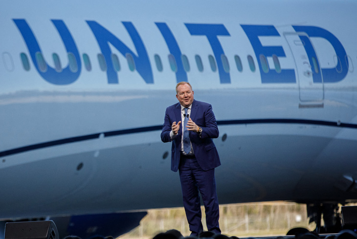 Ông Stan Deal, giám đốc điều hành bộ phận máy bay thương mại của Boeing, phát biểu trong sự kiện của hãng với United Airlines ở South Carolina, Mỹ, năm 2022 - Ảnh: AFP