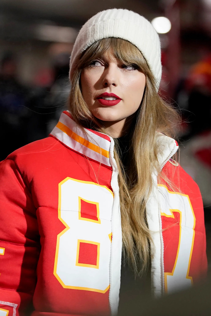 Taylor Swift trong bộ đồng phục của tuyển Kansas City Chiefs, cũng là đội tuyển bạn trai cô thi đấu - Ảnh: PageSix