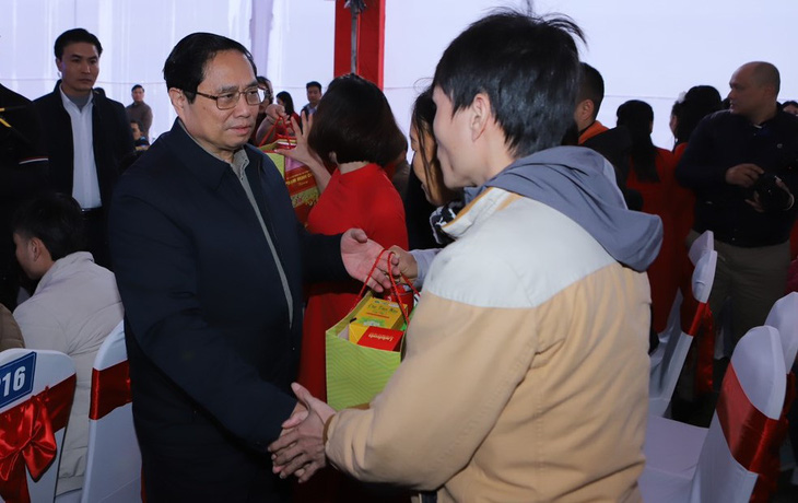Thủ tướng Phạm Minh Chính tặng quà Tết cho người dân ở TP Thanh Hóa chiều 28-1 - Ảnh: MH