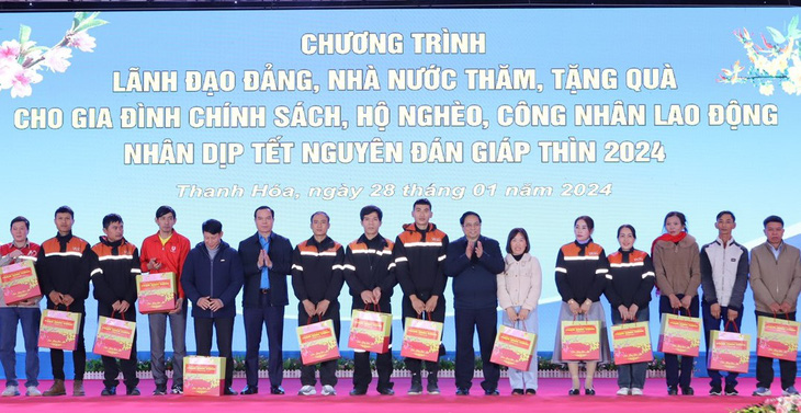 Thủ tướng Phạm Minh Chính và Chủ tịch Tổng liên đoàn Lao động Việt Nam tặng quà Tết cho công nhân lao động ở TP Thanh Hóa chiều 28-1 - Ảnh: MH