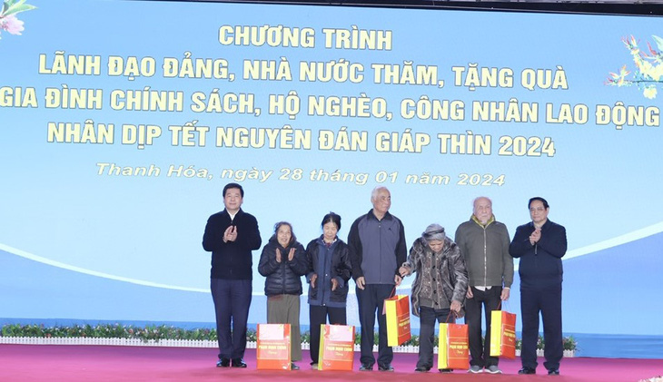 Thủ tướng Phạm Minh Chính và Bộ trưởng Bộ Công Thương Nguyễn Hồng Diên tặng quà Tết cho người có công với cách mạng ở TP Thanh Hóa chiều 28-1 - Ảnh: MH