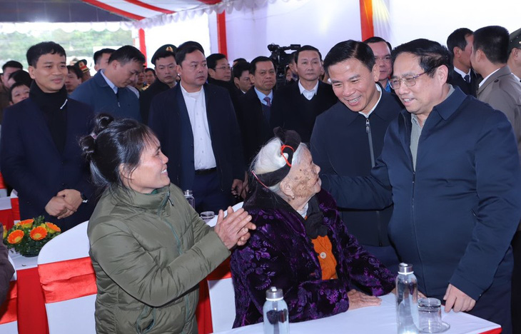 Thủ tướng Chính phủ Phạm Minh Chính (bìa phải) thăm hỏi người dân ở TP Thanh Hóa chiều 28-1 - Ảnh: MH
