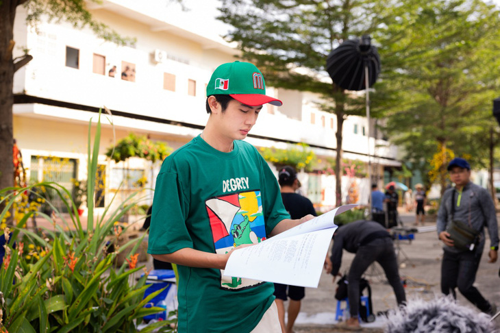 Hình ảnh Huỳnh Phương say sưa đọc kịch bản trên phim trường