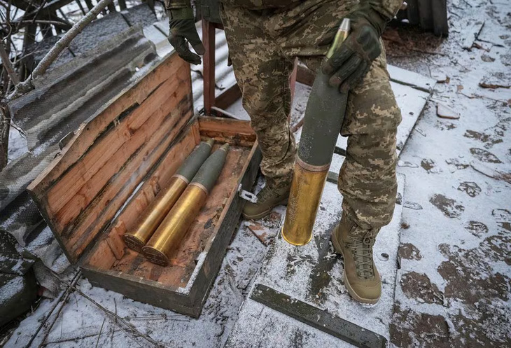 Một quân nhân Ukraine thuộc Lữ đoàn tấn công đường không Galicia chuẩn bị đạn pháo L119 ở gần Bakhmut, vùng Donetsk, Ukraine hôm 25-1 - Ảnh: REUTERS