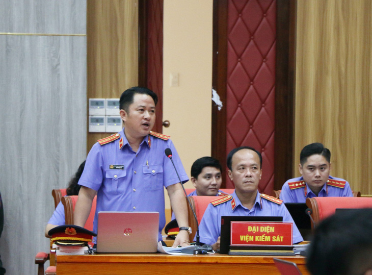 Đại diện Viện Kiểm sát nhân dân tỉnh Kiên Giang trình bày quan điểm tranh luận với các luật sư vào chiều 28-1 - Ảnh: BỬU ĐẤU