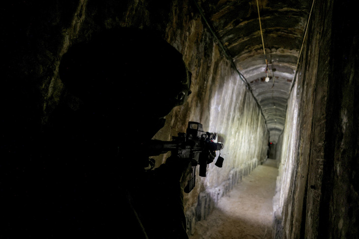 Lực lượng Israel tiến vào một đường hầm của Hamas ở thành phố Gaza - Ảnh: REUTERS