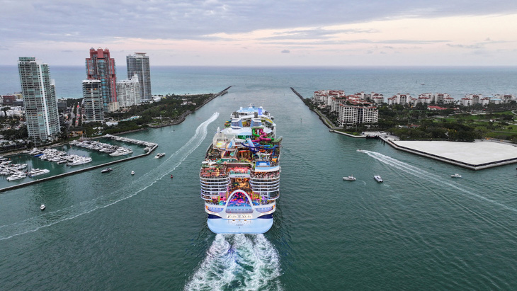 Siêu du thuyền lớn nhất thế giới Icon of the Seas vừa bắt đầu chuyến hải trình thương mại đầu tiên vào chiều 27-1, khởi hành từ cảng Miami, bang Florida, (Mỹ). Du thuyền này trị giá 2 tỷ USD và lớn gấp 3 lần tàu Titanic - Ảnh: REUTERS
