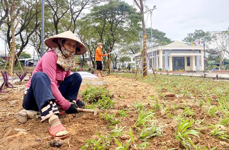 Công nhân hoàn thiện những khâu cuối cùng tại một công viên  ở quận Cẩm Lệ, Đà Nẵng để kịp đưa vào hoạt động trước Tết - Ảnh: TRƯỜNG TRUNG