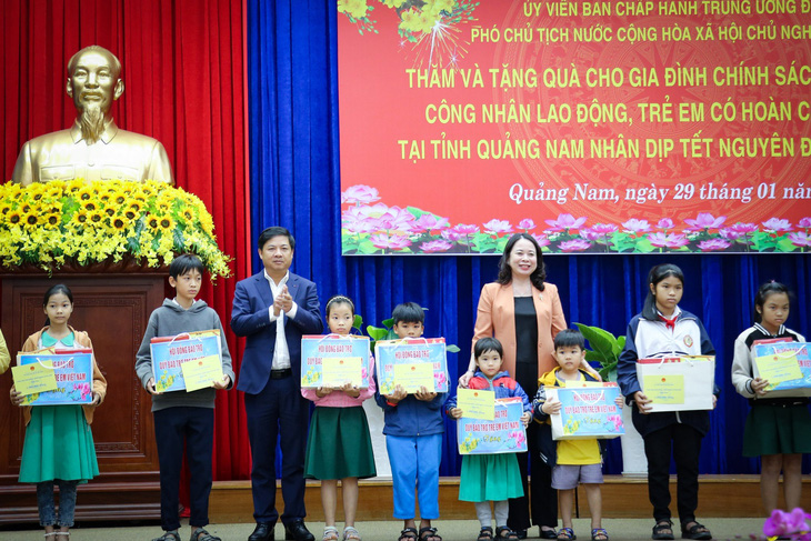 Phó chủ tịch nước Võ Thị Ánh Xuân và Bí thư Tỉnh ủy Quảng Nam Lương Nguyễn Minh Triết trao quà Tết cho trẻ em có hoàn cảnh khó khăn - Ảnh: A.L.N. 