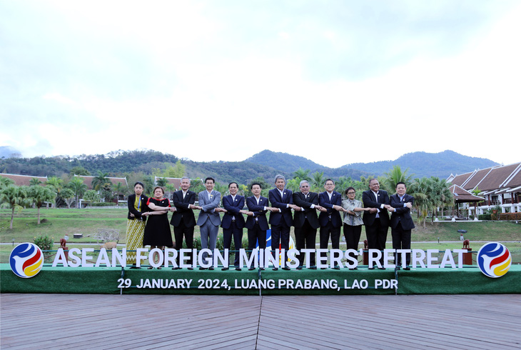 Các ngoại trưởng ASEAN chụp ảnh chung tại hội nghị hẹp ngày 29-1 - Ảnh: Bộ Ngoại giao cung cấp