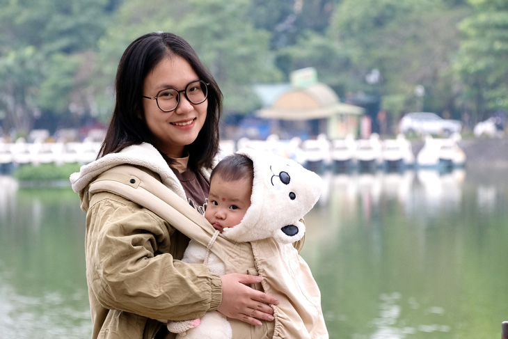 Hai mẹ con tân cử nhân Lưu Mai Chi - Ảnh: NGUYÊN BẢO