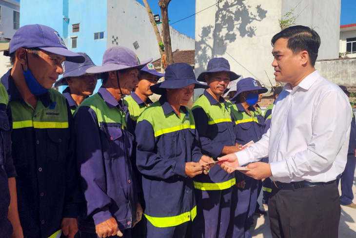 Bí thư Thành ủy Biên Hòa Hồ Văn Nam thăm hỏi, tặng quà cho lực lượng thi công bãi đậu xe - Ảnh: HÀ MI