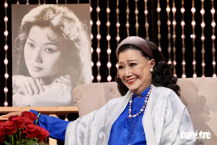 Nghệ sĩ Kim Cương liên tục rơi nước mắt trong chương trình vì những ký ức cũ cứ ùa về - Ảnh: HỮU HẠNH