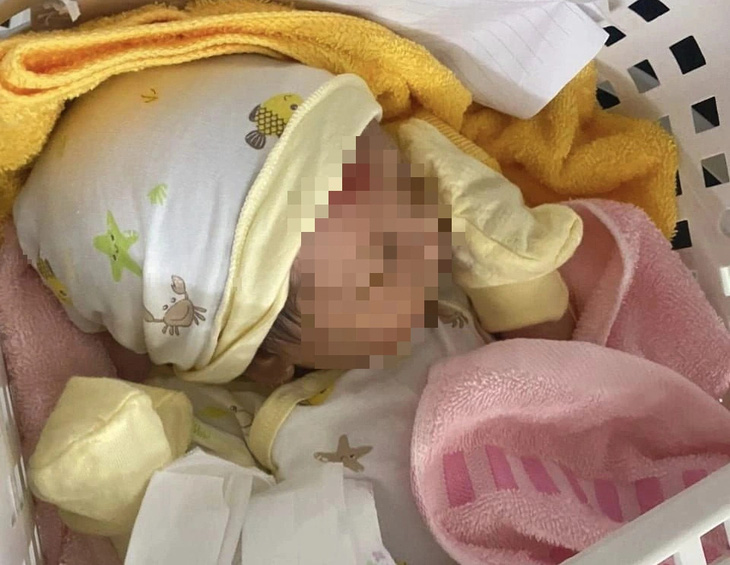 Bé sơ sinh bị bỏ rơi lúc nửa đêm ở cây xăng trên đường Trần Não, TP Thủ Đức - Ảnh: Công an cung cấp