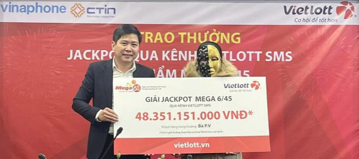 Chị P.V. nhận giải Jackpot trị giá hơn 48 tỉ đồng - Ảnh: CTV