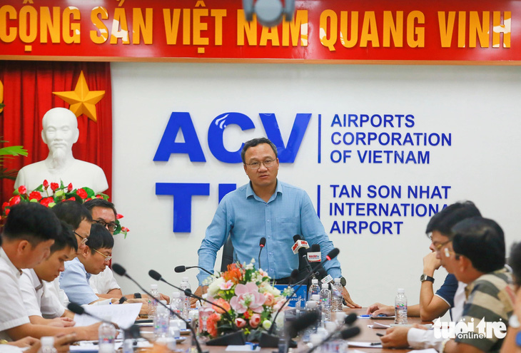 Phó chủ tịch Ủy ban An toàn giao thông quốc gia Khuất Việt Hùng phát biểu tại buổi kiểm tra sân bay Tân Sơn Nhất chiều 29-1 - Ảnh: CHÂU TUẤN