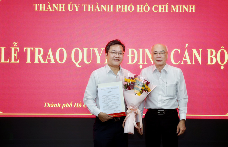 Trưởng Ban Tuyên giáo Thành ủy TP.HCM Phan Nguyễn Như Khuê (phải) trao quyết định cho ông Lê Cao Cường - Ảnh: CTV