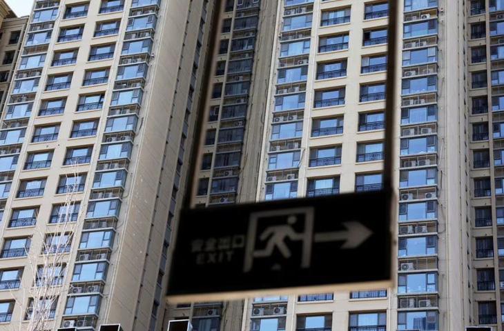 Biển báo lối ra được nhìn thấy phía trước các tòa nhà dân cư tại khu chung cư Evergrande ở Bắc Kinh, Trung Quốc - Ảnh: REUTERS