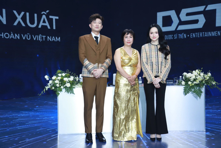 Dược Sĩ Tiến, hoa hậu Hương Giang và bà Thúy Nga (giữa) - người sở hữu bản quyền Miss Universe Vietnam tại lễ ký kết hợp tác