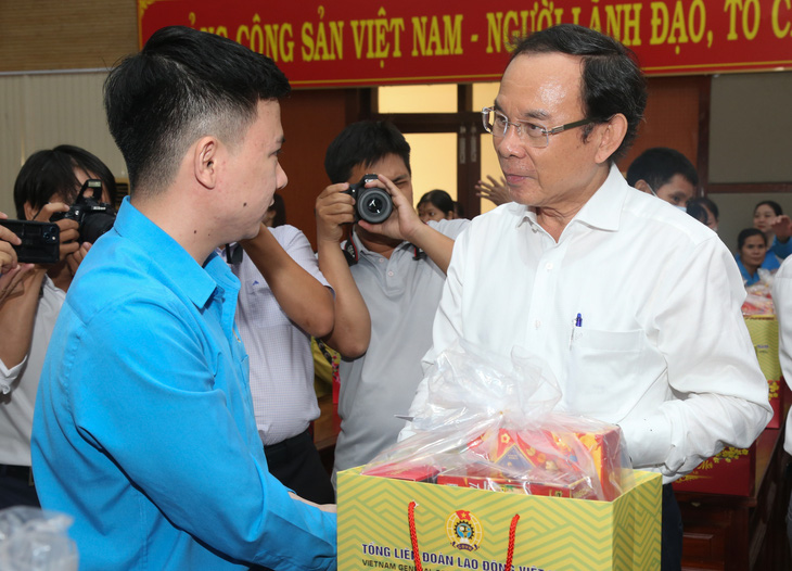 Bí thư Thành ủy TP.HCM Nguyễn Văn Nên thăm hỏi, động viên công nhân lao động tại tỉnh Đồng Nai - Ảnh: THẢO LÊ