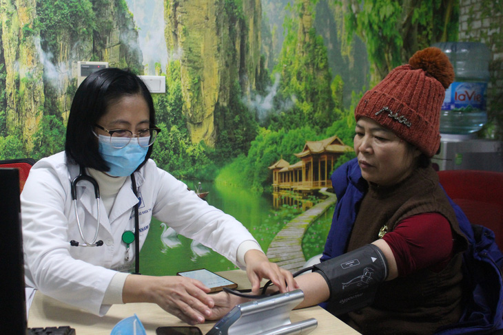 Bác sĩ Hà Thị Vân, Bệnh viện Lão khoa trung ương - khám cho bệnh nhân - Ảnh: DƯƠNG LIỄU