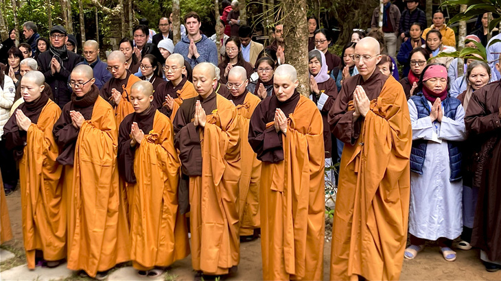 Hàng ngàn tăng ni, Phật tử, người dân đã có mặt từ rất sớm để cầu nguyện trong ngày đại tường của thiền sư Thích Nhất Hạnh - Ảnh: BẢO PHỦ