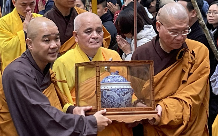 Hàng ngàn tăng ni, Phật tử dự lễ rước xá lợi thiền sư Thích Nhất Hạnh