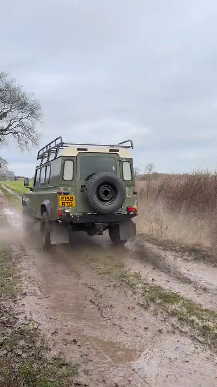 Ít nhất, sống trong Land Rover Defender không phải lo lắng khi off-road - Ảnh: @the.big.green.rover/TikTok