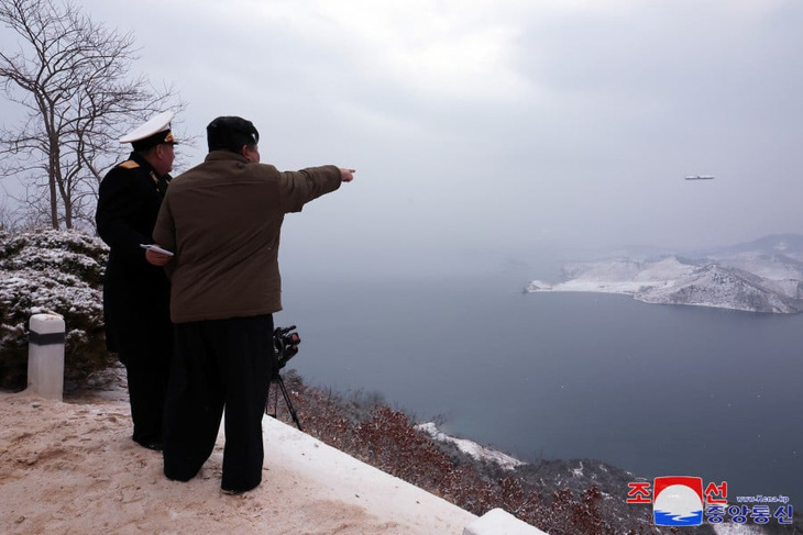 Lãnh đạo Triều Tiên Kim Jong Un thị sát vụ thử tên lửa hành trình chiến lược phóng từ tàu ngầm ngày 28-1 - Ảnh: KCNA