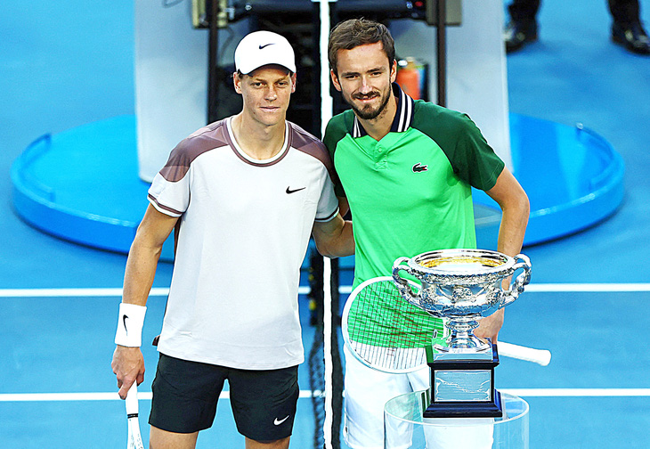 Sinner (trái) cùng Medvedev đại diện cho thế hệ kế cận nhóm huyền thoại Djokovic - Nadal - Federer - Ảnh: Reuters