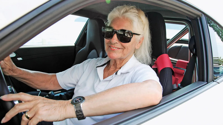 Ở tuổi 83, bà Sonja Heiniger vẫn thường xuyên góp mặt tại các sự kiện đua do Porsche tổ chức - Ảnh: Motor Biscuit