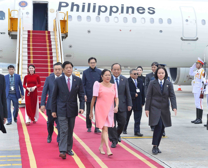 Tổng thống Philippines Ferdinand Marcos Jr và phu nhân tại sân bay Nội Bài - Ảnh: TTXVN