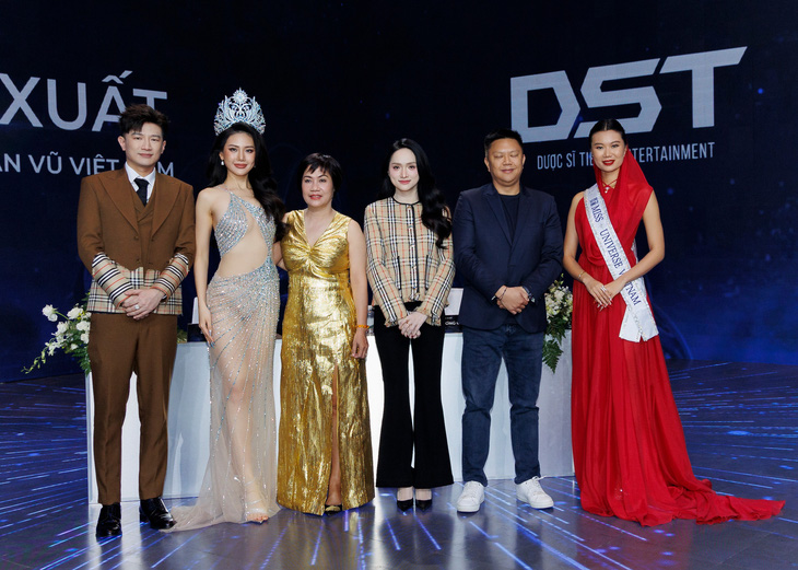 Cú bắt tay của Dược Sĩ Tiến, Hương Giang với tổ chức Miss Universe Vietnam đã thu hút nhiều sự chú ý của cộng đồng fan sắc đẹp trong nước.